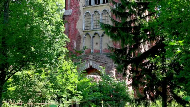 Ruinas de un viejo castillo — Vídeo de stock