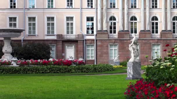 Royal Park s mramorovými sochami — Stock video