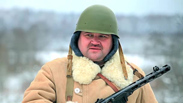 Soldat vintern uniform — Stockvideo