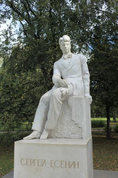 Пам'ятник російський поет Sergei Єсенін — стокове фото