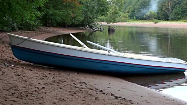 Boat on the sandy shore of the river — Stock Video