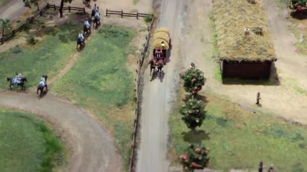 馬は干し草を荷車を引かれました。 — ストック動画
