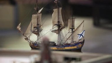 Yelkenli gemi ve bir yel değirmeni