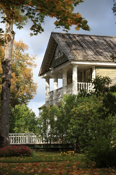 Casa rural con columnas en otoño —  Fotos de Stock