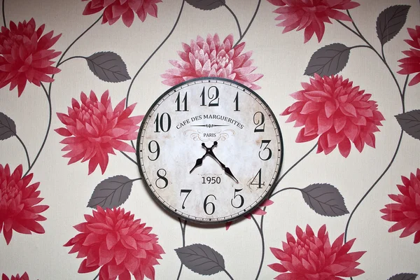 Açık renkli duvar kağıdı izole duvar saati