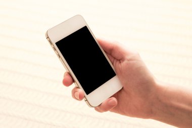 Onun smartphone içinde kullanan kadın