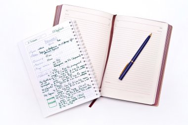 Beyaz bir arka plan üzerinde tarifi yeniden yazma için iki defter