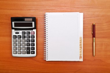 Kalem, defter ve hesap makinesi ile iş kavramı