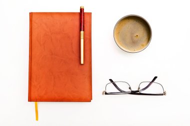 Defter, kahve, üzerinde beyaz izole gözlük