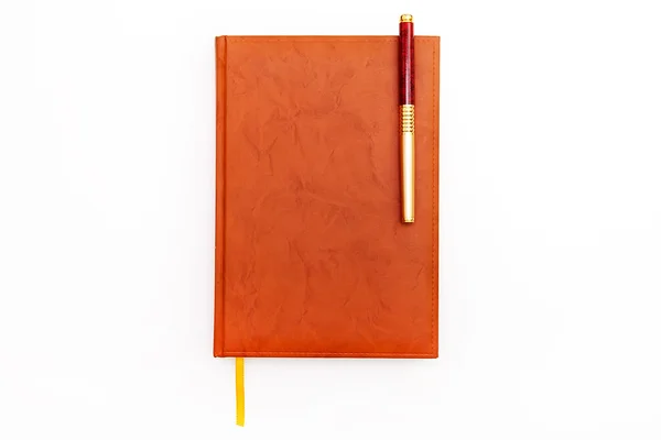 Günlüğü ve üzerinde beyaz izole kalem