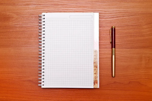 Açık defter ile boş sayfaları ve kalem