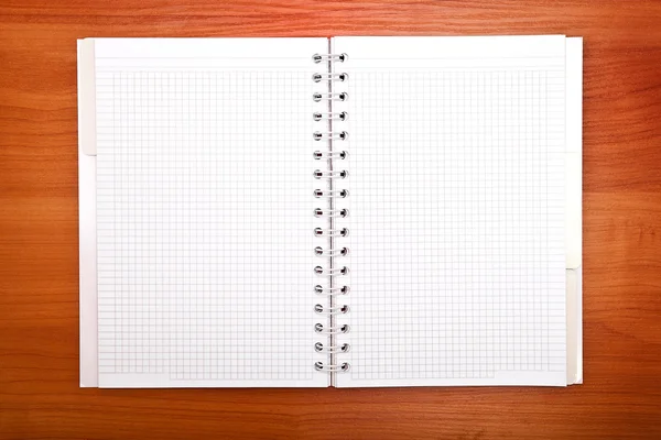 ofis ahşap masa üstünde kalem ile boş bir not defteri