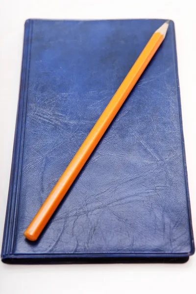 üzerinde mavi bir günlük sarı kalem