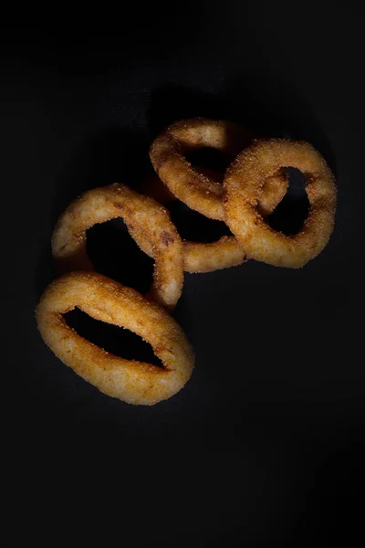 Fried Fried Tintenfischringe Und Der Schwarze Hintergrund — Stockfoto