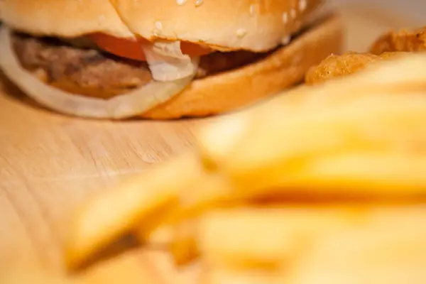 Zbliżenie Smacznego Burgera Frytkami Starym Drewnianym Stole — Zdjęcie stockowe