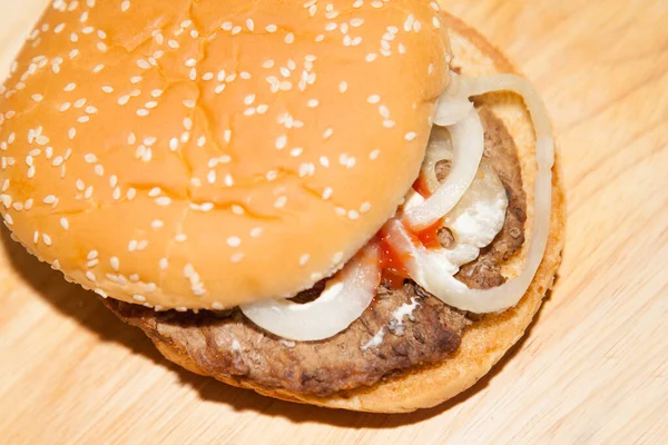 Zbliżenie Smacznego Burgera Starym Drewnianym Stole — Zdjęcie stockowe
