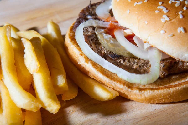 Zbliżenie Smacznego Burgera Frytkami Starym Drewnianym Stole — Zdjęcie stockowe