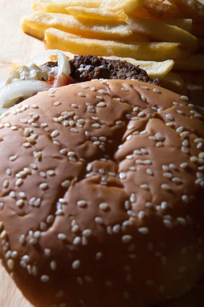 Zbliżenie Smacznego Burgera Frytkami Starym Drewnianym Stole — Zdjęcie stockowe