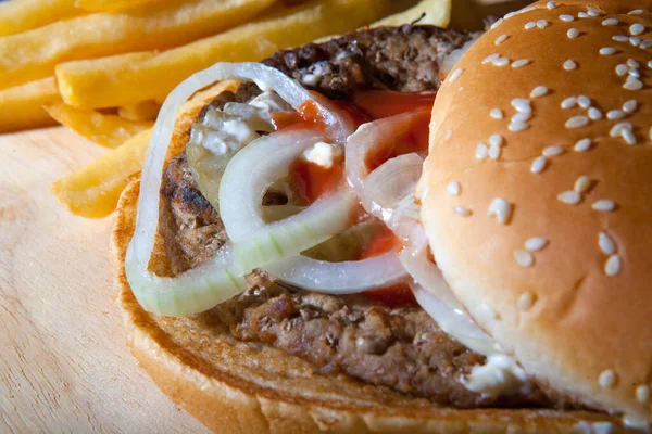 Zbliżenie Smacznego Burgera Frytkami Starym Drewnianym Stole — Zdjęcie stockowe