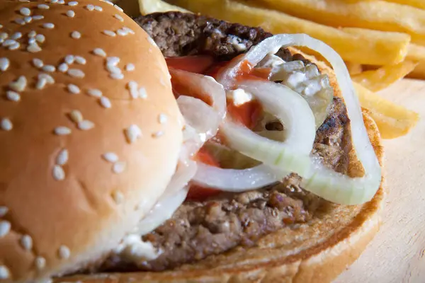 Close Hambúrguer Saboroso Com Batatas Fritas Velha Mesa Madeira — Fotografia de Stock