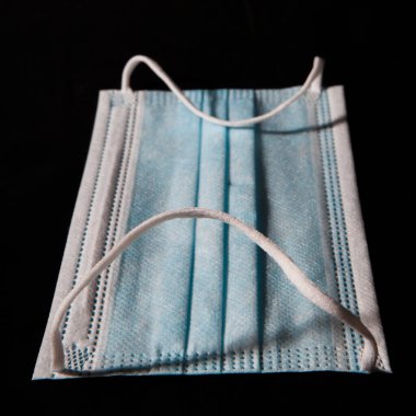 Coronavirus covid-19 konsepti. Tek kullanımlık yüz maskesi ağız ve burnu kapatır.