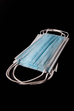 Koronavirüs ya da covid-19 için tıbbi maskeleri kapatın. Siyah arkaplan