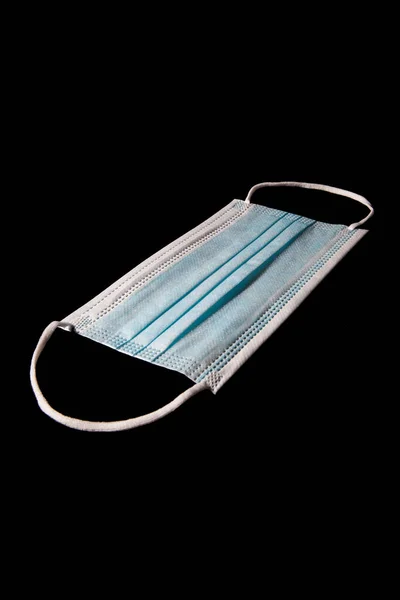 Coronavirus covid-19 konsepti. Tek kullanımlık yüz maskesi ağız ve burnu kapatır.