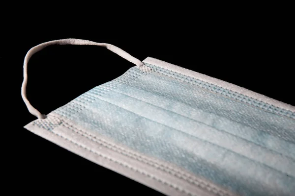 Coronavirus covid-19 konsepti. Tek kullanımlık yüz maskesi ağız ve burnu kapatır.