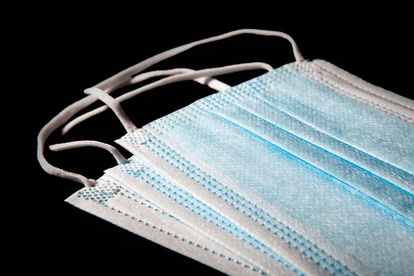 Koronavirüs ya da covid-19 için tıbbi maskeleri kapatın. Siyah arkaplan