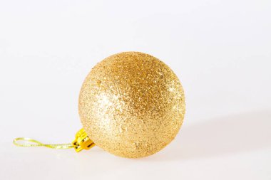 Noel ağacı için altın Noel oyuncağı. Yeni yıla hazırlanılıyor