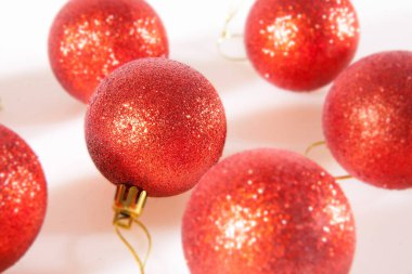 Kırmızı Noel topları ve beyaz arka plan. Tatil hazırlığı