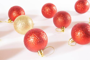 Çok renkli Noel ağacı oyuncakları. Tatil için hazırlık