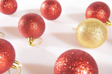 Çok renkli Noel ağacı oyuncakları. Tatil için hazırlık