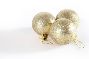 Altın Noel oyuncakları. Tatil için hazırlık