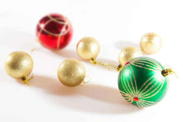 Noel ağacı için yeşil, kırmızı ve altın toplar Noel 'in bir özelliği olmalı.