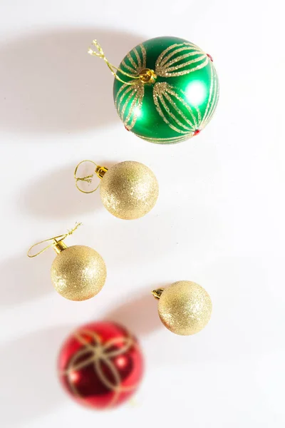 クリスマスツリーのための緑 金のボールはクリスマスの属性を持っている必要があります — ストック写真