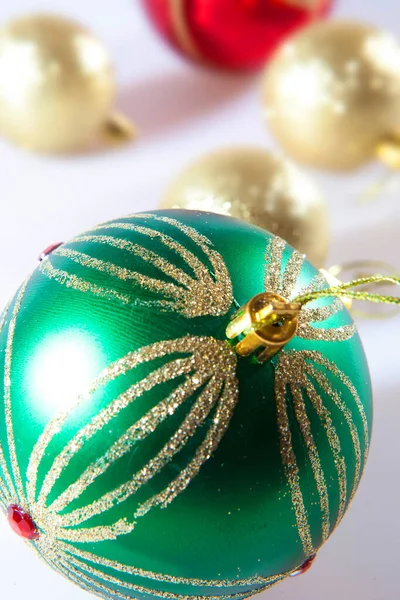 Noel ağacı için yeşil, kırmızı ve altın toplar Noel 'in bir özelliği olmalı.