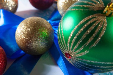 Yeni yıl konsepti: hediye, toplar. Noel, kış