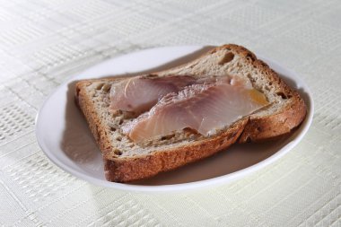 Tereyağlı beyaz çay tabağı. Klasik aperatif.