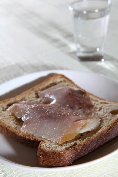 Ein Stück Brot Mit Gesalzenem Fisch Und Einem Schuss Wodka — Stockfoto