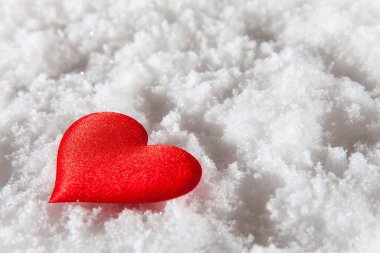 Beyaz kar arka planında güzel romantik kırmızı kalp. Aşk ve Aziz Sevgililer Günü konsepti