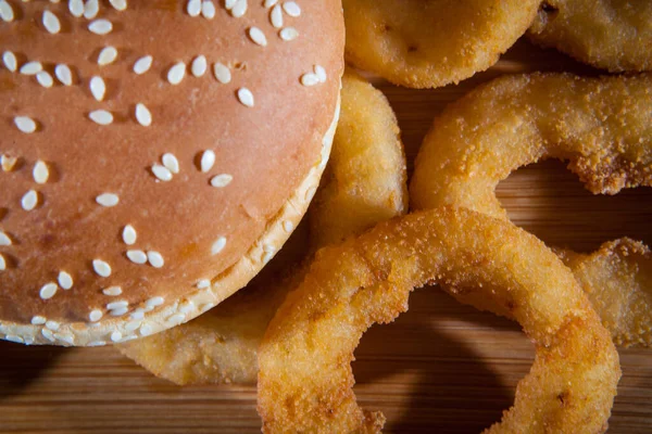 Pyszne Świeżo Przygotowane Hamburgery Krążki Cebulowe Stole Fast Food — Zdjęcie stockowe