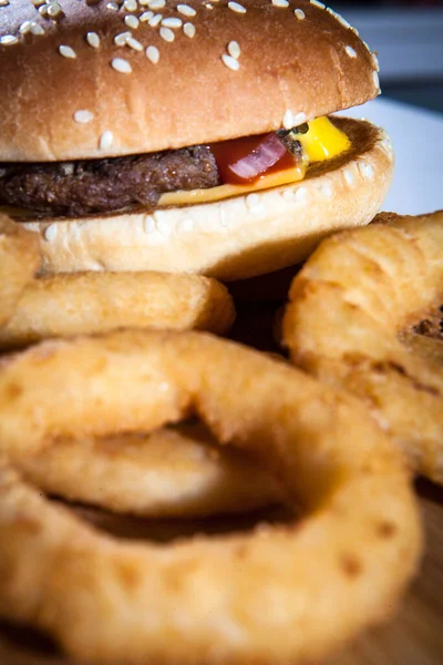 Leckere Frisch Zubereitete Burger Und Zwiebelringe Auf Dem Tisch Fast — Stockfoto