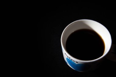 Siyah arka planda siyah çay. Romantizm öğesi. Sanatsal yazı 