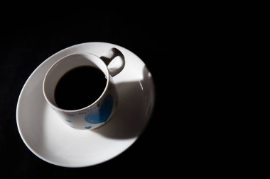 Siyah arka planda siyah çay. Romantizm öğesi. Sanatsal yazı 