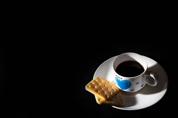 Romantische Teeparty Stilvoller Becher Und Kekse Auf Schwarzem Hintergrund Valentinstag — Stockfoto
