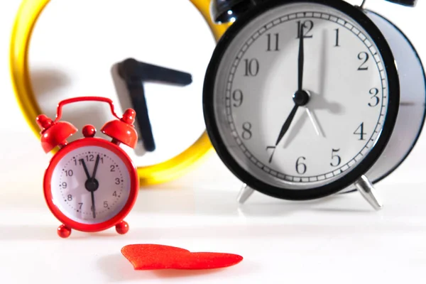 Varias Caras Del Reloj Corazón Rojo Fondo Blanco — Foto de Stock