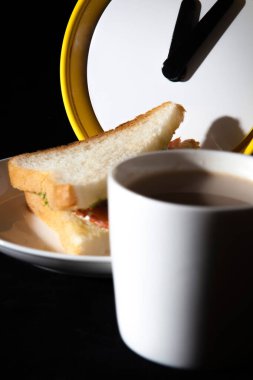 Öğle yemeği zamanı objeleri ve siyah arka plan. Kapatın. İzole edilmiş