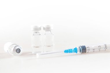 Coronavirus terapisi. Enjeksiyon için hazırlık. Şırınga ve aşı