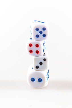 Beyaz arka planda kumarhane zarları. Şans oyunları.